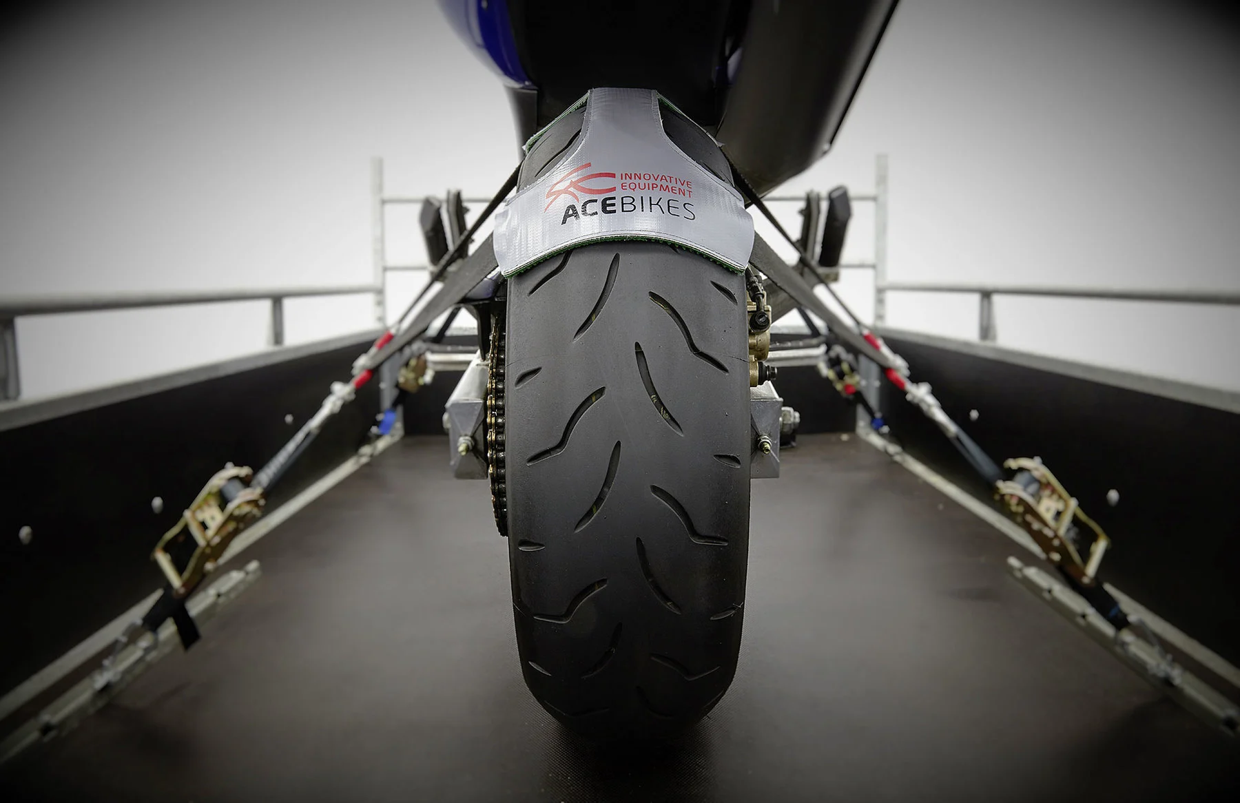 ACEBIKES Tyre Fix - Cinghia Di Ancoraggio Per Moto | 2 Cinghie Con Incasso Da 65 Cm, Forza 500 DaN | Borsa Portaoggetti Inclusa