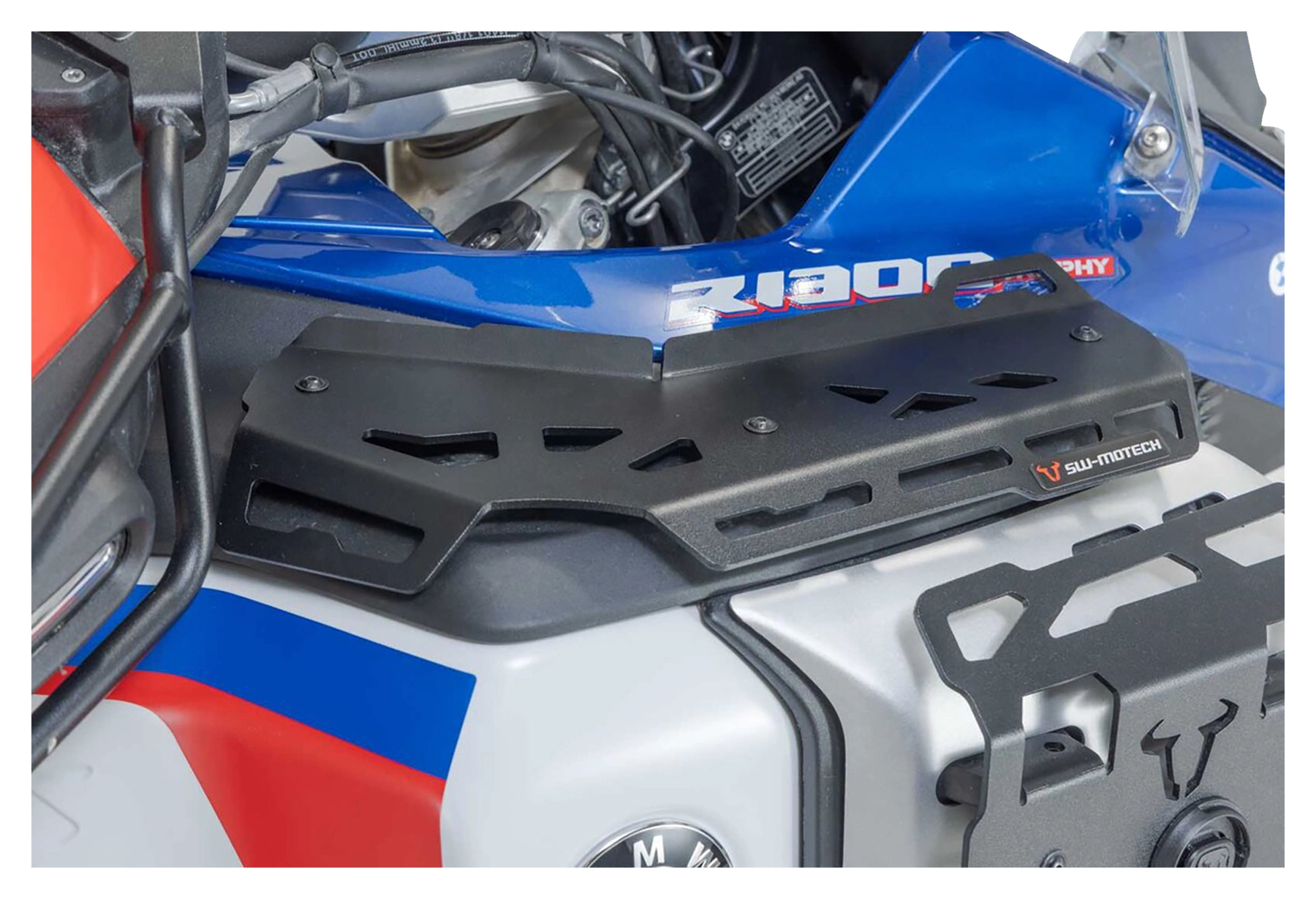 Odkládací plocha u palivové nádrže