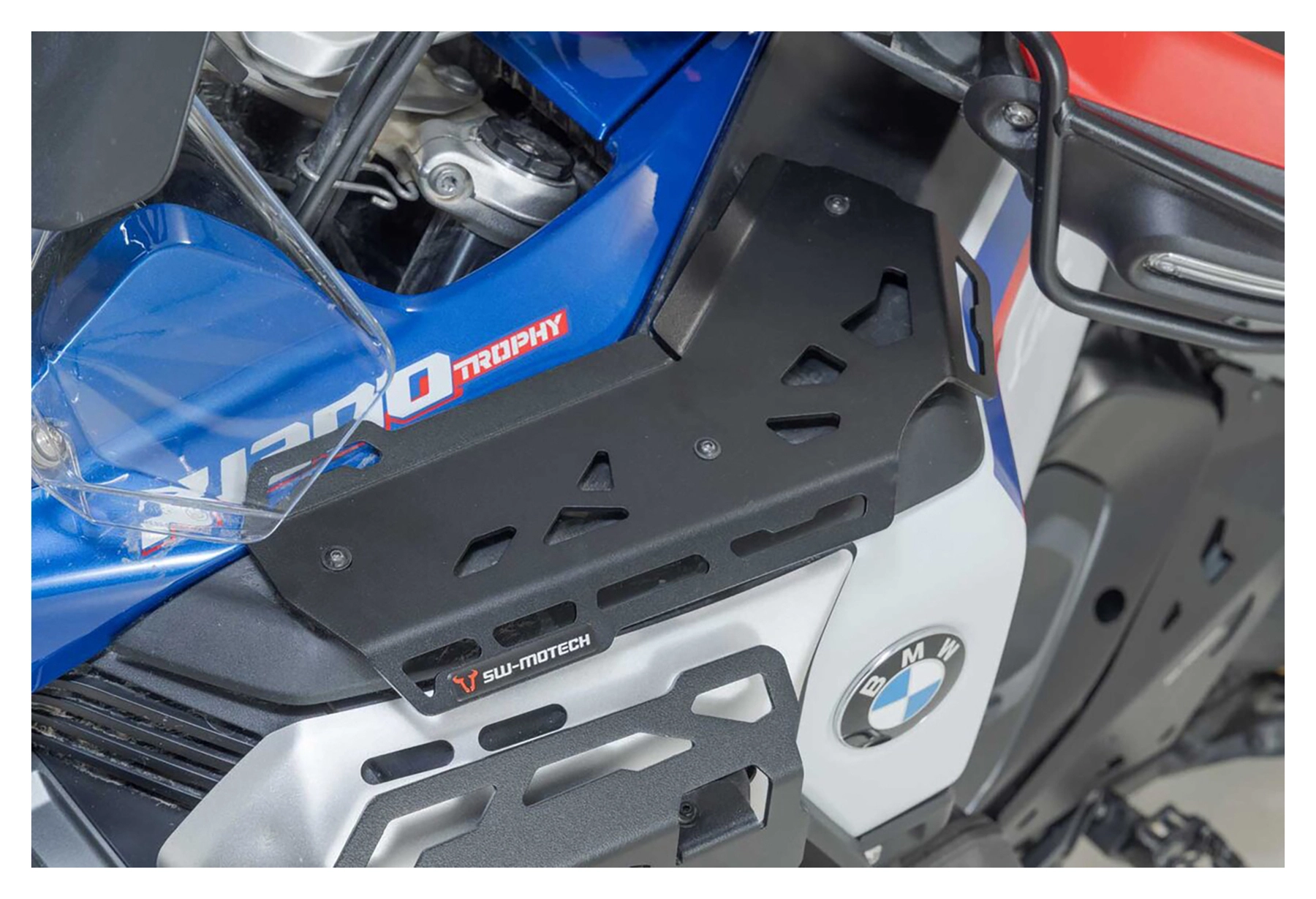 Odkládací plocha u palivové nádrže