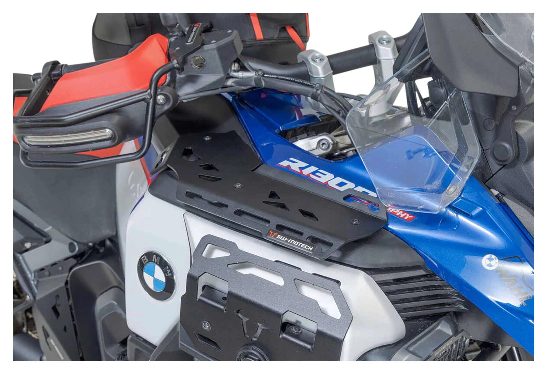 Odkládací plocha u palivové nádrže