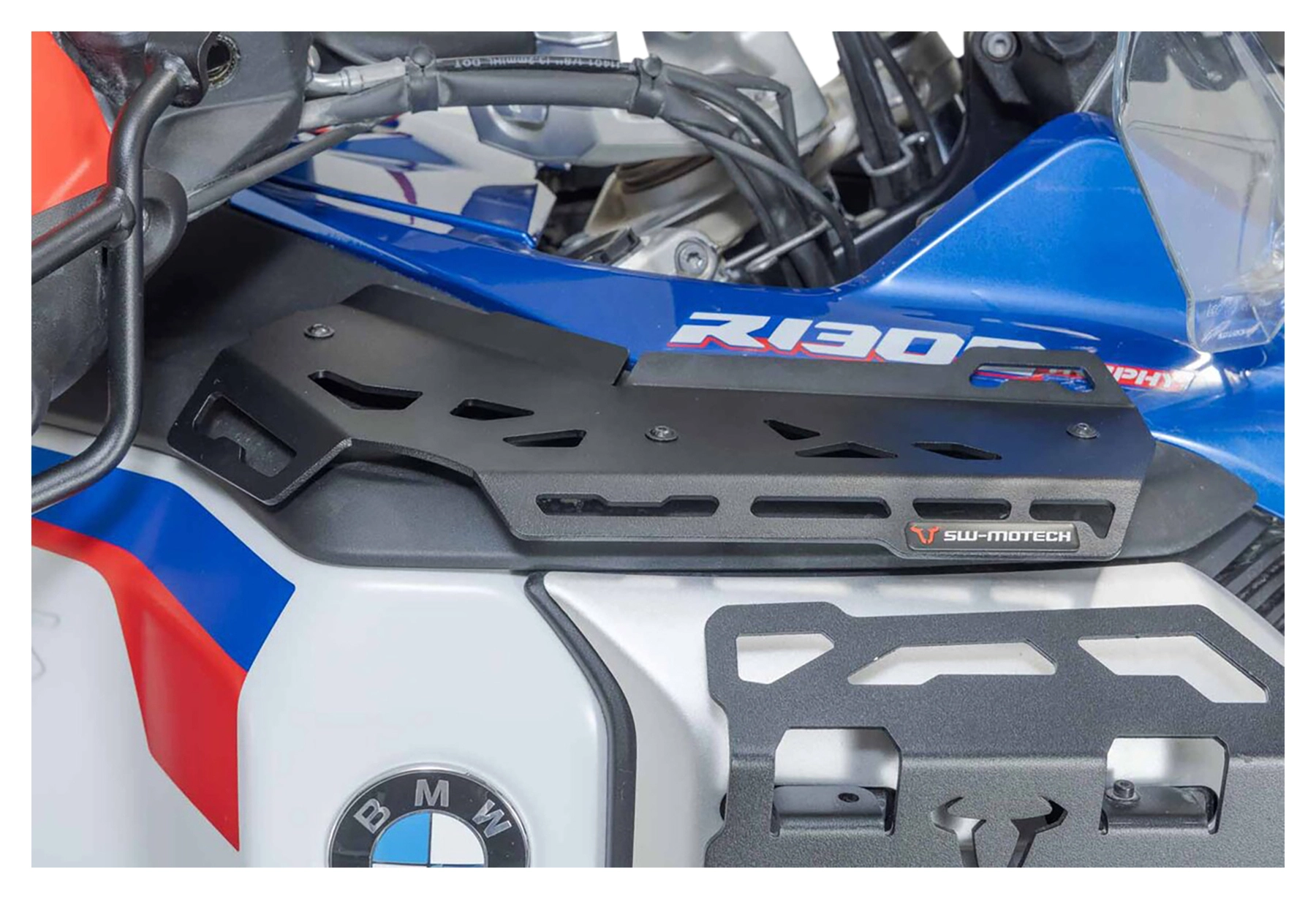 Odkládací plocha u palivové nádrže