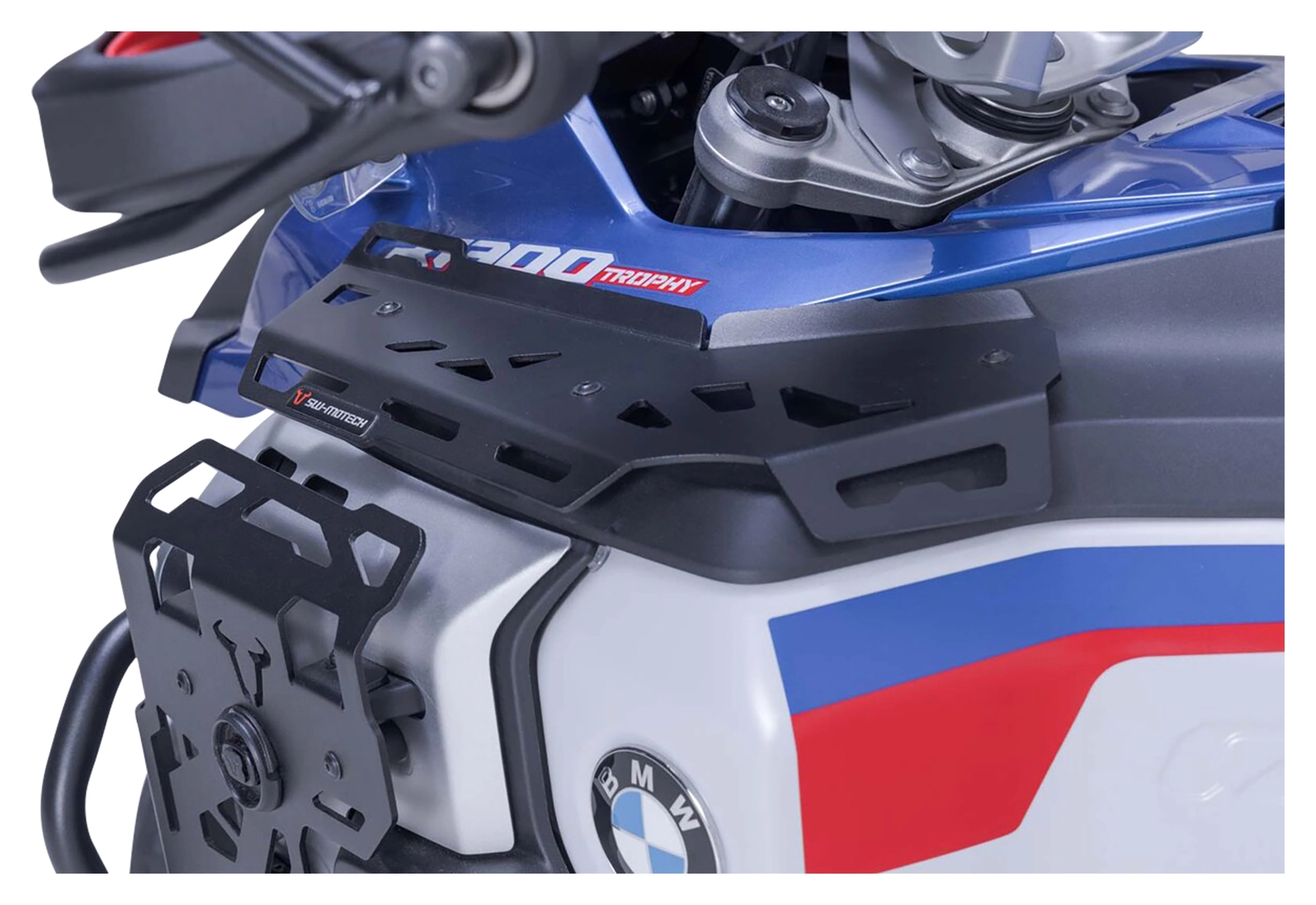 Odkládací plocha u palivové nádrže