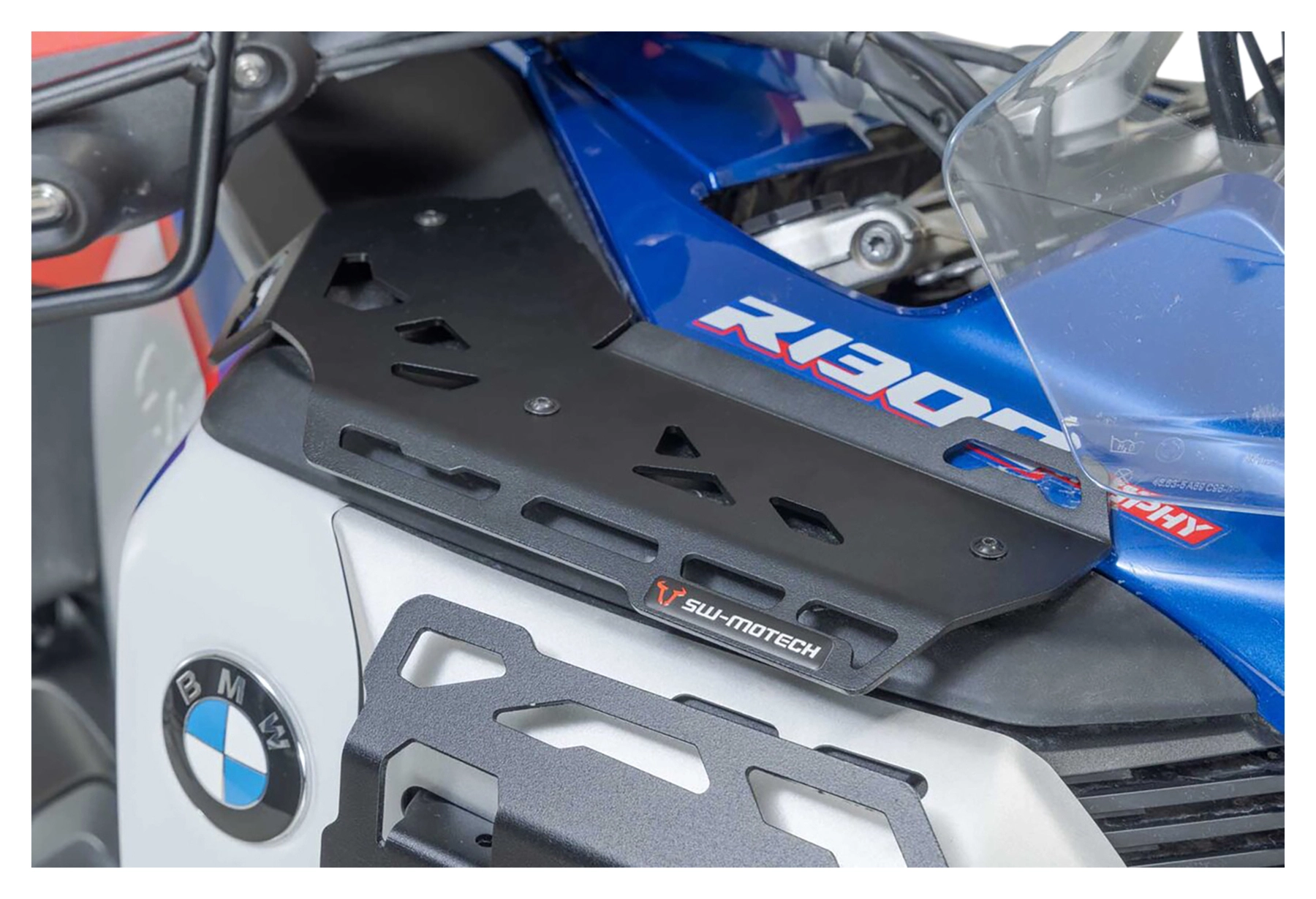 Odkládací plocha u palivové nádrže