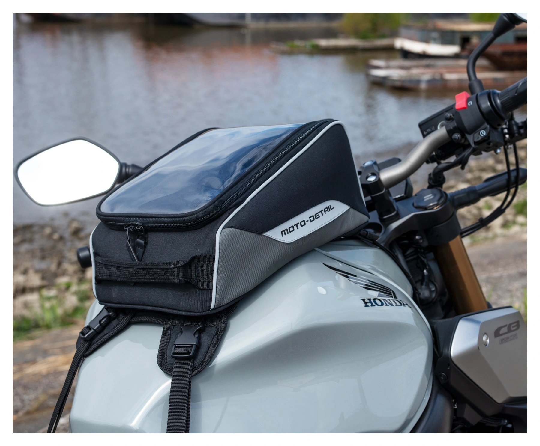 Motorcycle fuel tank bag clearance