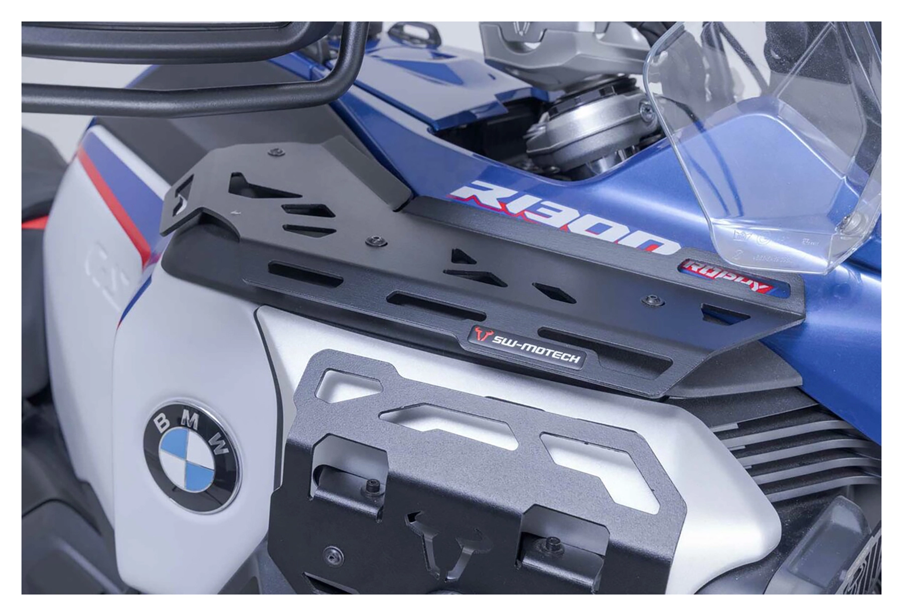 Odkládací plocha u palivové nádrže