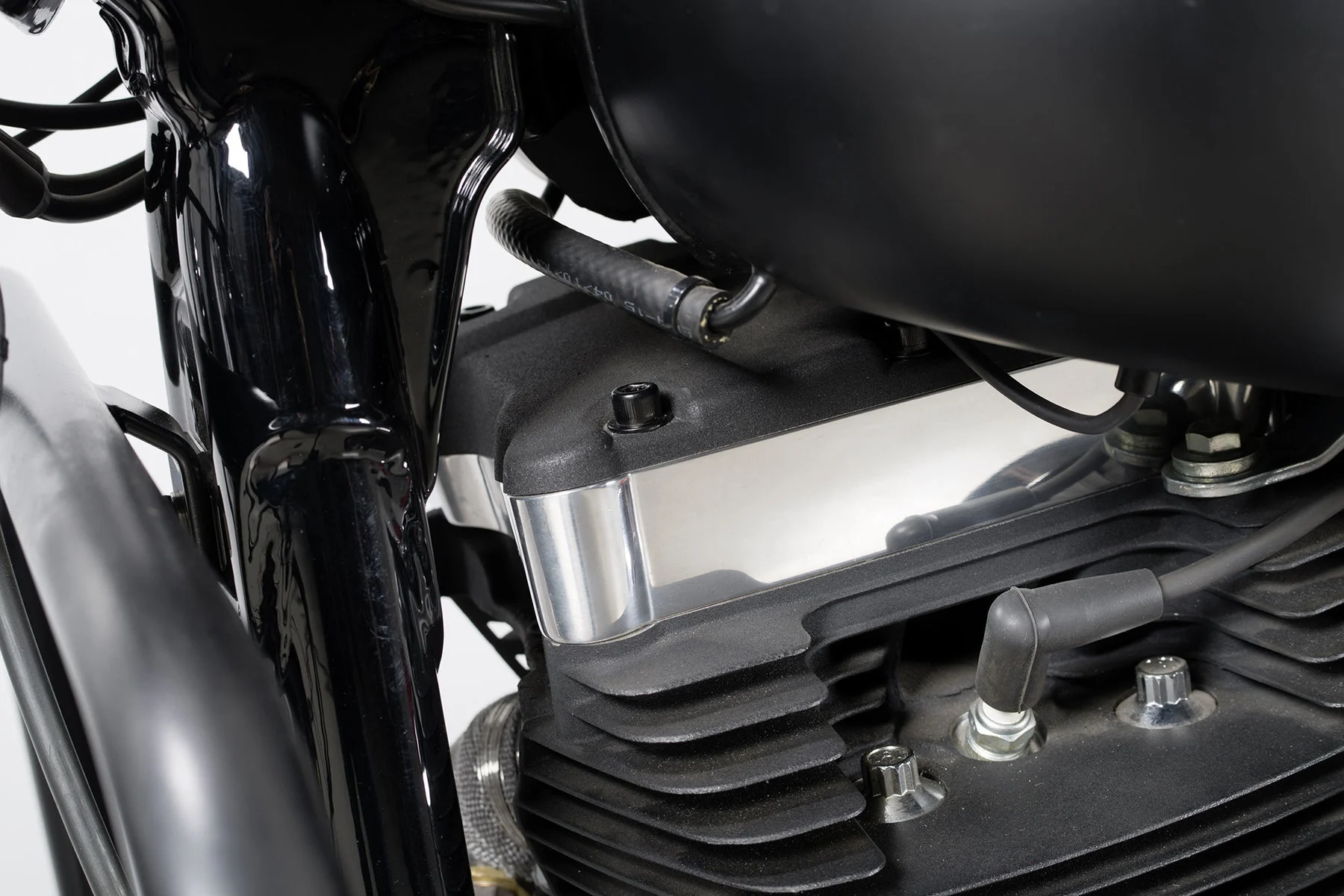 Bolt sets HD Dyna and Softail