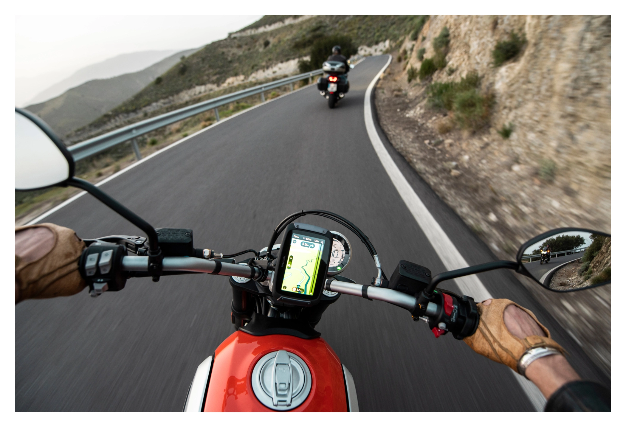 TomTom GPS Moto Rider 50 - Cartographie Europe 24, 3 Mois de Trafic et de  Zones de Danger Inclus & GPS Rider Kit de Fixation Inclus Un Support RAM