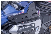 Odkládací plocha u palivové nádrže