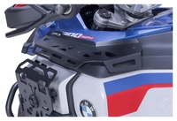 Odkládací plocha u palivové nádrže